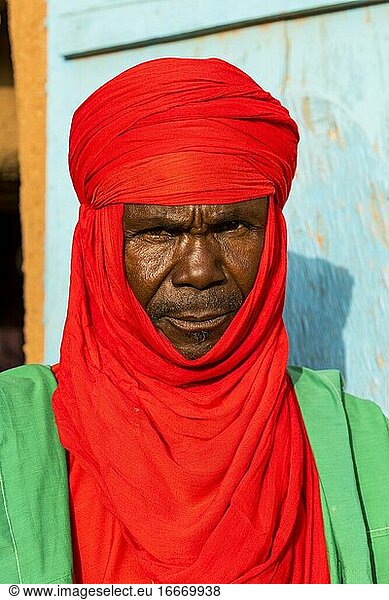 Bunt gekleidete Leibwache des Sultans von Agadez  Agadez  Niger  Afrika