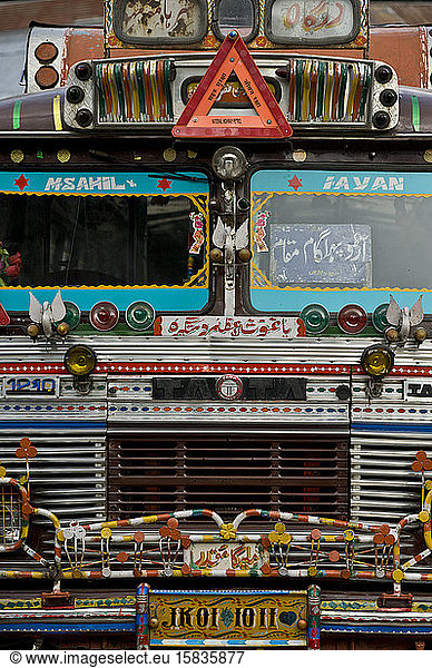 Bunt geschmückter Bus in Srinagar