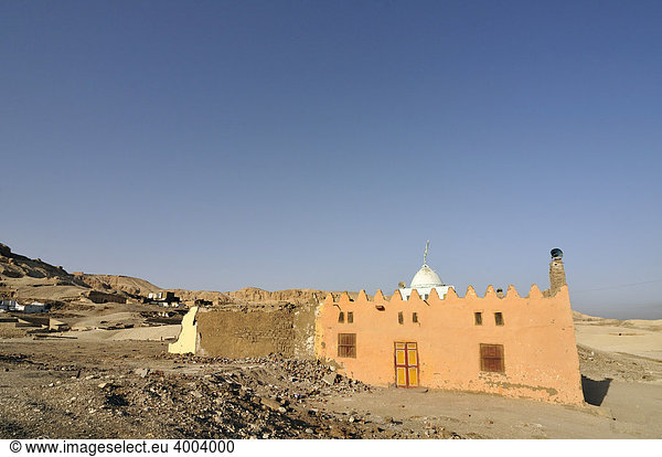 Buntbemalte Dorfmoschee auf dem Land bei Luxor Ägypten Nord-Afrika