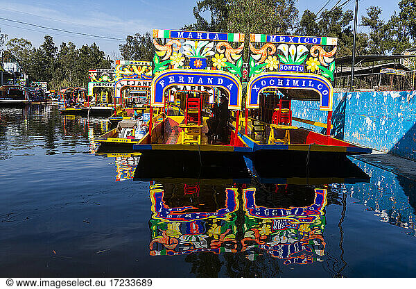 Bunte Boote auf dem aztekischen Kanalsystem  UNESCO-Weltkulturerbe  Xochimilco  Mexiko-Stadt  Mexiko  Nordamerika