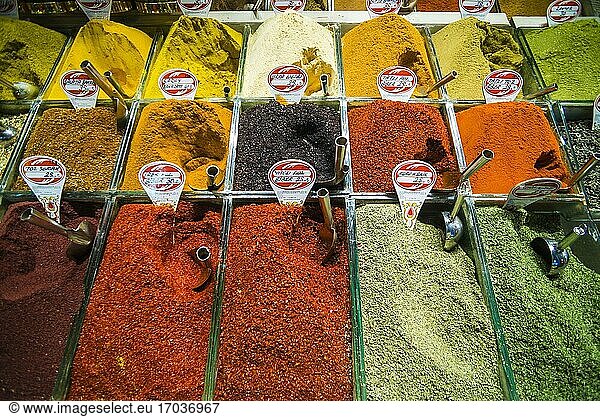 Bunte Gewürze zum Verkauf auf dem Großen Basar  dem größten Markt in Istanbul  Türkei