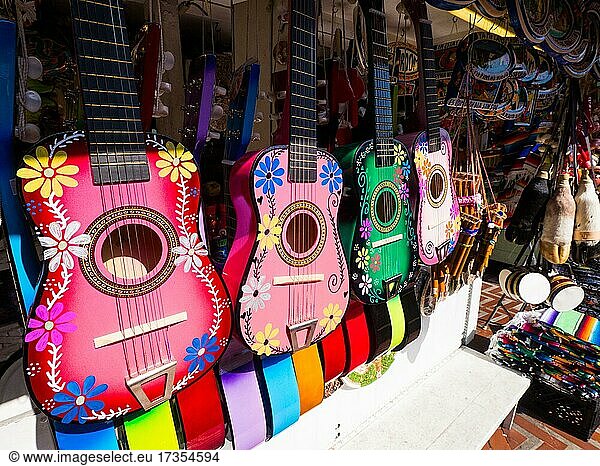 Bunte Gitarren  Andenken  Souvenirs  Olvera Street  Los Angeles  Kalifornien  USA  Nordamerika
