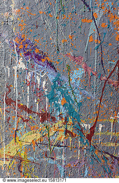 Bunte Graffiti-Farbe verspritzt und tropfend auf Stadtmauer  Nahaufnahme