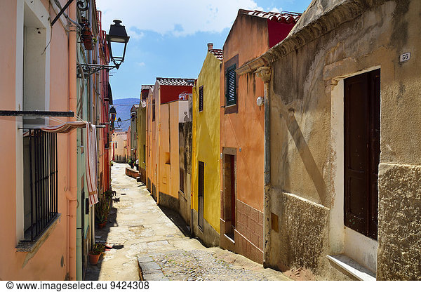 Bunte Häuser in einer engen Gasse der Altstadt  Bosa  Provinz Oristano  Sardinien  Italien