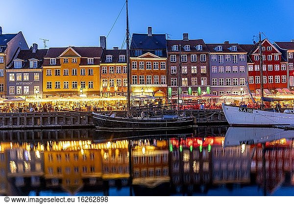 Bunte H?user  Restaurants und historische Schiffe am Kanal und Hafen Nyhavn in der Abendd?mmerung  Kopenhagen  D?nemark  Europa | Bunte Fassaden  Restaurants und alte Schiffe am Nyhavn Kanal und Hafen in der Abendd?mmerung  Kopenhagen  D?nemark  Europa.