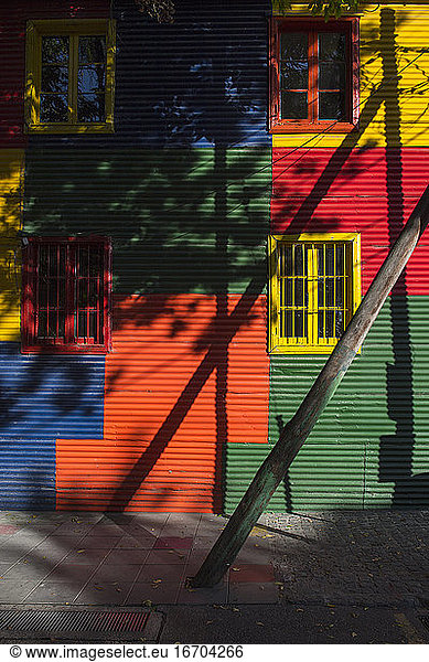 bunte Häuserfassade im Stadtteil La Boca in Buenos Aires