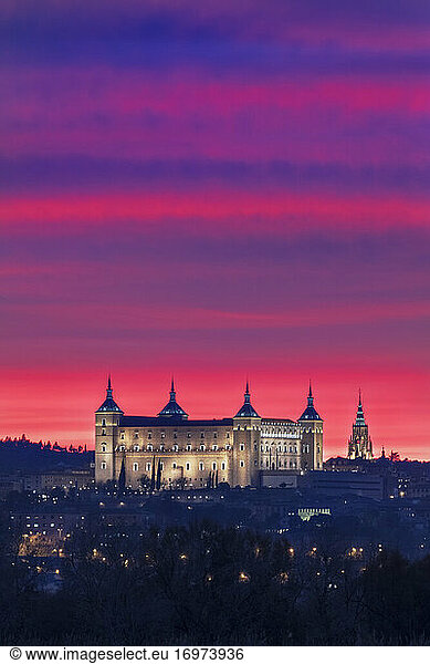 Bunte Luftaufnahme des Sonnenaufgangs von Kathedrale und Alcazar  Toledo