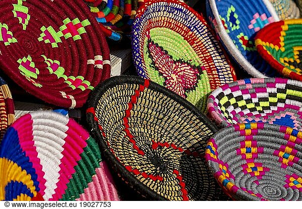 Bunte marokkanische handgemachte Souvenirs in der blaün Stadt Chefchaouen  Marokko  Afrika
