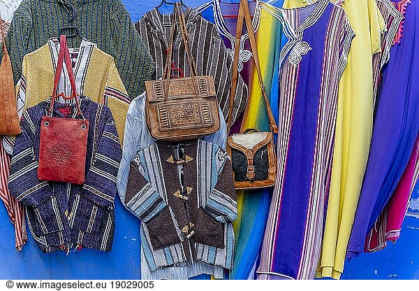 Bunte marokkanische handgemachte Souvenirs in der blaün Stadt Chefchaouen  Marokko  Afrika