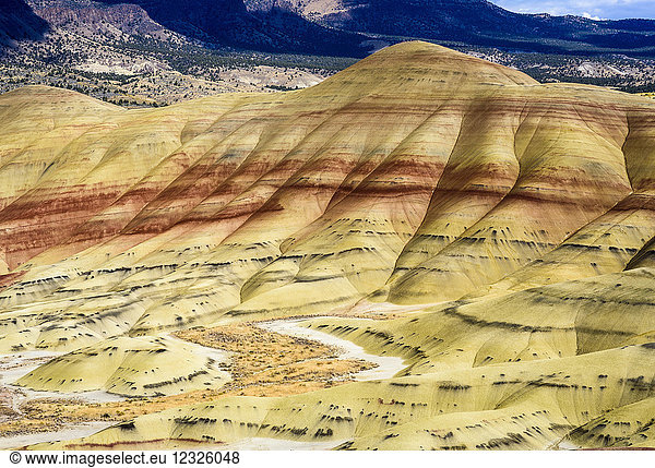 Bunte Mineralienschichten liegen im John Day Fossil Beds National Monument frei; Mitchell  Oregon  Vereinigte Staaten von Amerika