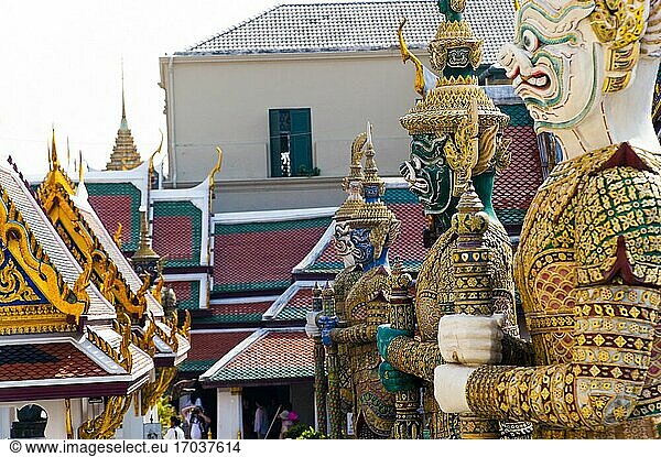 Bunte Wächterstatue in Nahaufnahme  Grand Palace  Bangkok  Thailand  Südostasien  Asien