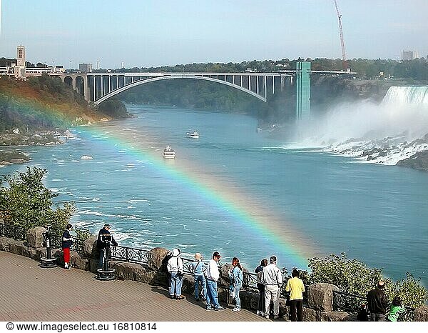 Bunter Regenbogen über den Niagra-Wasserfällen von der kanadischen Seite aus gesehen.