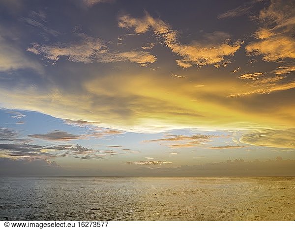 Bunter Sonnenuntergangshimmel über dem Golf von Mexiko vom Caspersen Beach in Venice Florida USA.