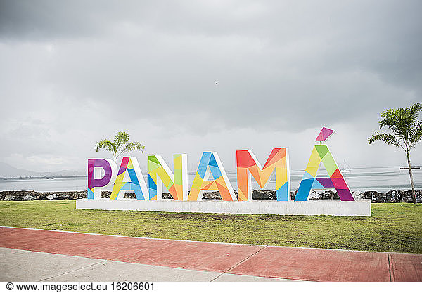 Buntes Panama-Schild am Wasser  Panama-Stadt  Panama