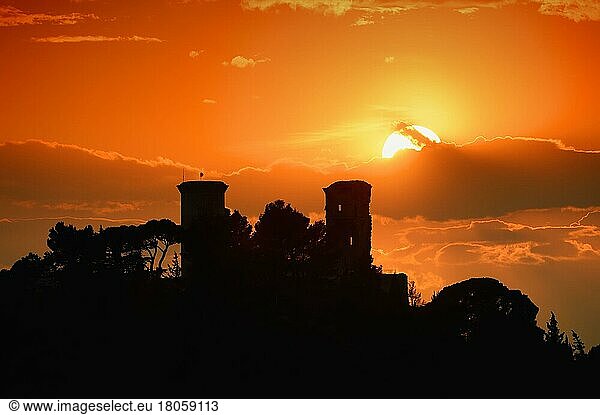 Burg bei Sonnenuntergang  Chateaurenard  Bouches-du-Rhone  Provence-Alpes-Cote d'Azur  SüdFrankreich