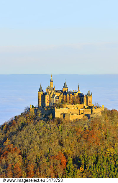 Burg Hohenzollern im Herbst  Schwäbische Alb  Baden-Württemberg  Deutschland  Europa