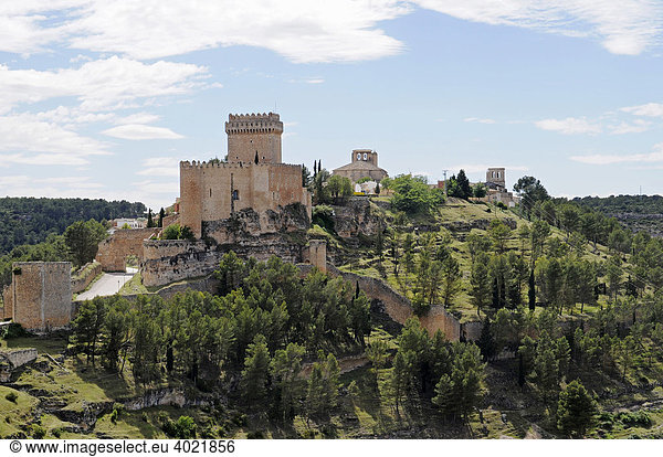 Burg  Hotel  Parador  Ausflugsziel  Aussichtspunkt  Berg  Alarcon  Provinz Cuenca  Kastilien La Mancha  Spanien  Europa