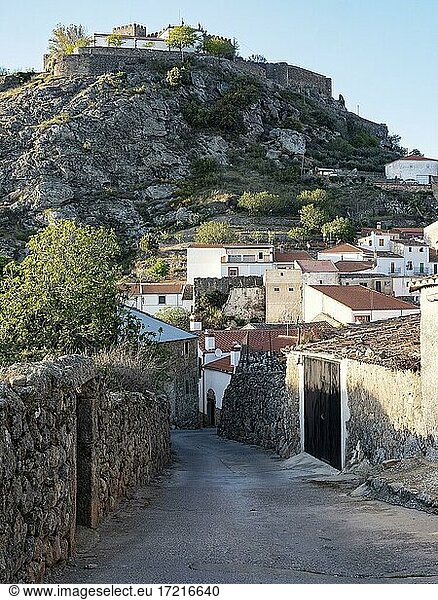 Burg im Ort Montanchez,  Extremadura,  Spanien,  Europa