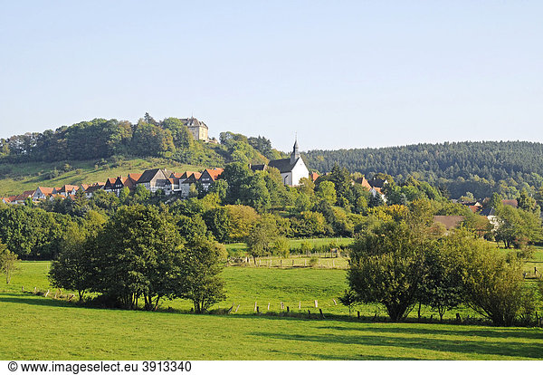 Burg  Kirche  Landschaft  Schieder-Schwalenberg  Künstlerort  Kreis Lippe  Nordrhein-Westfalen  Deutschland  Europa