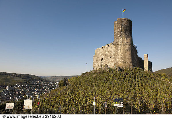 Burg Landshut mit dem Stadtteil Kues  Bernkastel-Kues  Mosel Rheinland-Pfalz  Deutschland  Europa