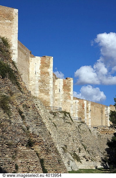 Burg Lucera aus dem 13ten Jahrhundert  erbaut von Friedrich II  Erweiterungen von Karl I  Lucera  Apulien  Italien  Europa