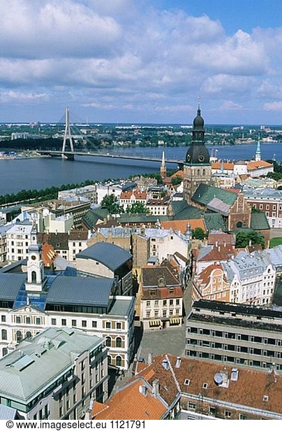 Burg und Dom Cathedral  Blick auf die Altstadt von St. Peter´s-Kirche. Riga  Lettland