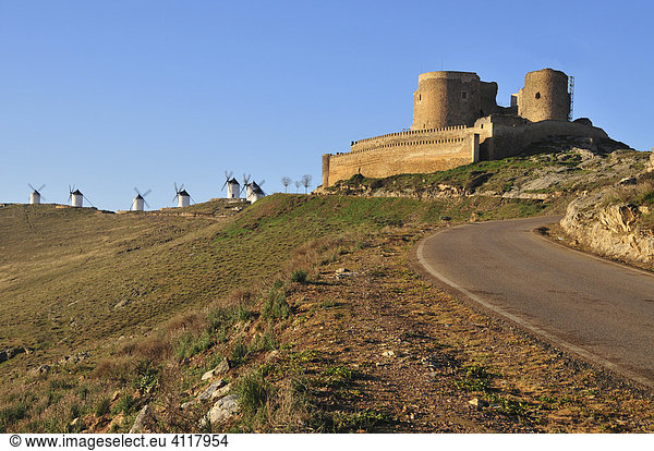 Burg und Windmühlen  Consuegra  Region Castilla-La Mancha  Spanien