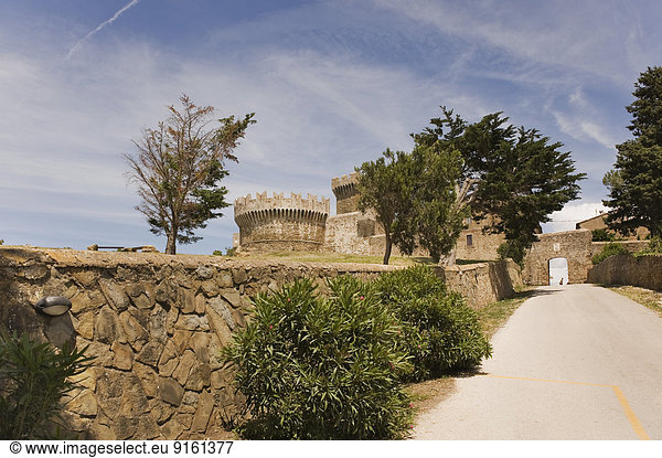Burg von Populonia aus dem 15. Jh. im Golf von Baratti Etrusker-Ausgrabungsstätte Populonia Provinz Livorno Toskana Italien