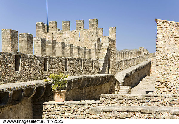 Burganlage Castell de Capdepera  Festungsmauer mit Zinnen und einem Turm  Capdepera  Mallorca  Balearen  Spanien