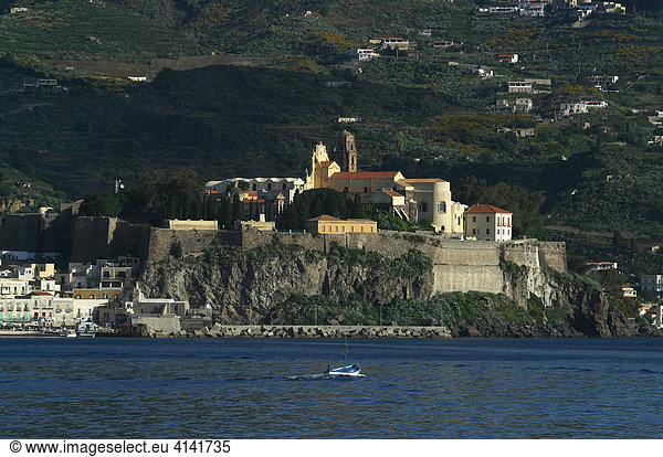 Burgberg mit Kirche von Lipari  Hauptort von Lipari  Liparische Insel  Provinz Messina  Italien