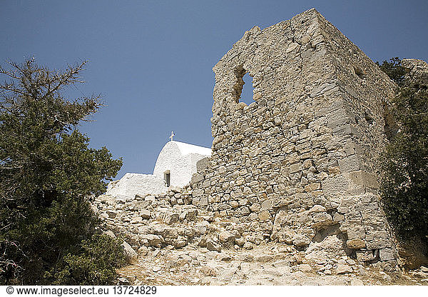 Burgmauern und weiß getünchte griechisch-orthodoxe Kirche  Kastrou Monolithos  Rhodos  Griechenland