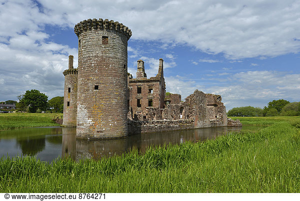Burgruine Caerlaverock Castle  einzige dreieckige Wasserburg in Schottland  Herrschaftssitz des Maxwell-Clans  Dumfries and Galloway  Schottland