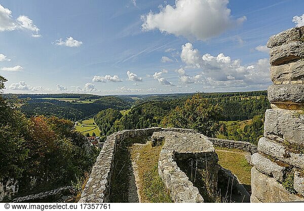 Burgruine Hohengundelfingen Ausblick über das Große Lautertal und die Schwäbische Alb Gundelfingen-Münsingen Baden-Württemberg Deutschland Europa