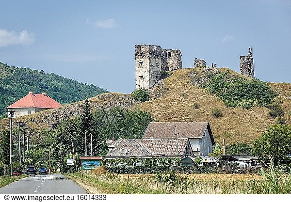 Burgruine im Dorf Velky Kamenec im Bezirk Trebisov in der Region Kosice im Südosten der Slowakei.