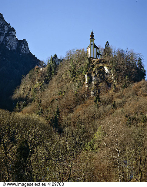 Burgruine Karlstein mit Kirche bei Bad Reichenhall  Felsen  Berchtesgadener Land  Oberbayern  Deutschland