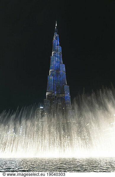 Burj Khalifa lit up at night with fountain in the foreground