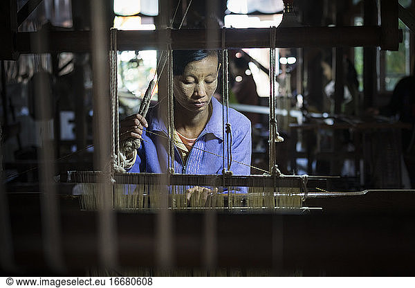 Burmese woman weaving on loom  Lake Inle  Myanmar