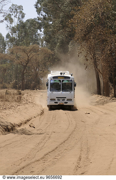 Bus auf einer Sandpiste,  Südäthiopien,  Äthiopien,  Afrika