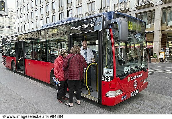 Bus für Kunden  die zu IKEA in Wien fahren wollen.