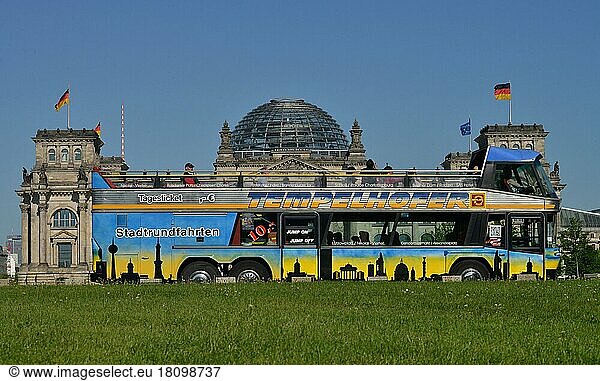 Bus  Stadtrundfahrt  Reichstag  Tiergarten  Berlin  Deutschland  Europa