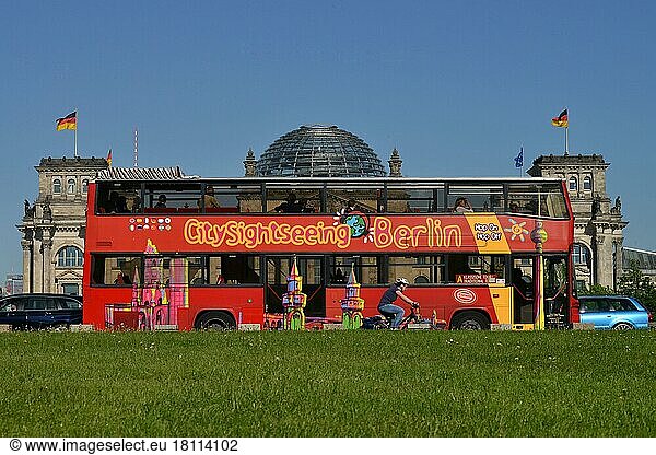 Bus  Stadtrundfahrt  Reichstag  Tiergarten  Berlin  Deutschland  Europa