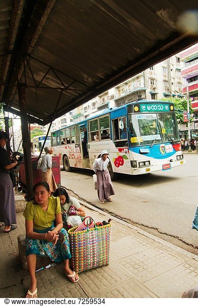 Bus stop at one of Yangon´s busy avenues