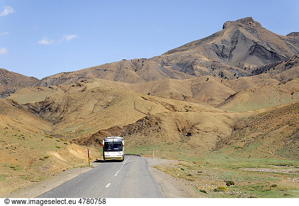 Bus unterwegs im südlichen Hohen Atlas  Richtung Tichka Pass  Marokko  Afrika