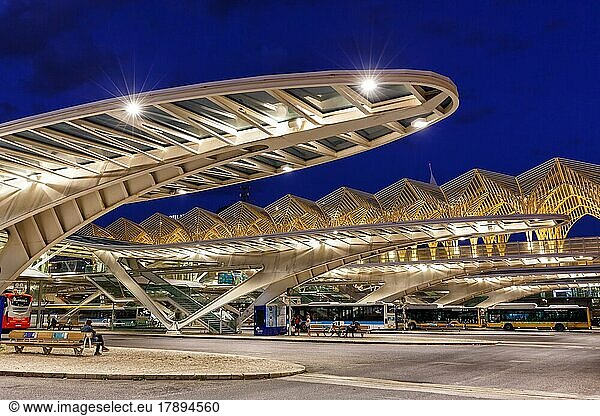 Busbahnhof am Bahnhof Lissabon Lisboa Oriente moderne Eisenbahn Bahn Architektur bei Nacht in Lissabon  Portugal  Europa