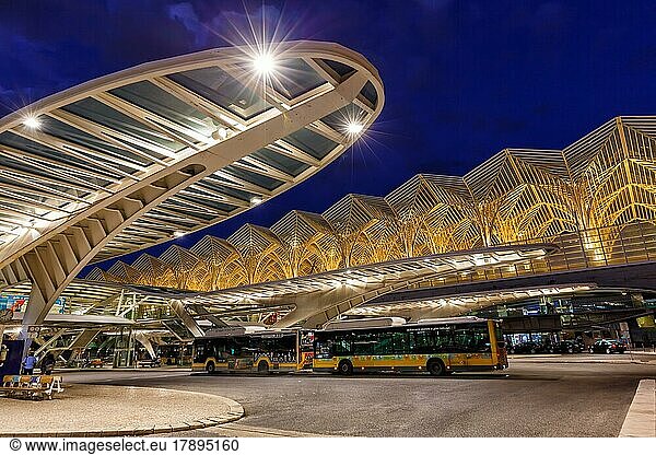 Busbahnhof am Bahnhof Lissabon Lisboa Oriente moderne Eisenbahn Bahn Architektur bei Nacht in Lissabon  Portugal  Europa