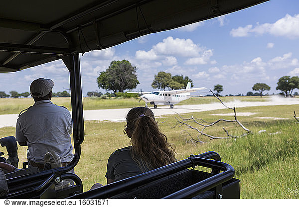 Buschflugzeug auf unbefestigter Start- und Landebahn  Landung  Botswana