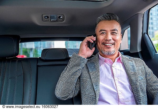 Business Call mittleren Alters und alter Mann saß im Auto