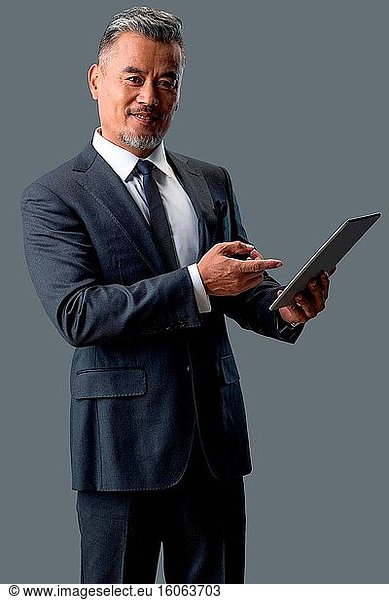 Business in Mann mittleren Alters mit Tablette