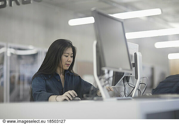 Businesswoman working on computer in an office  Freiburg im Breisgau  Baden-Württemberg  Germany