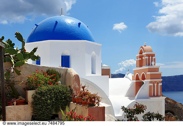 Byzantinisch-orthodoxe Kirche mit blauer Kuppel  Oia  Ia  Santorin  Kykladen  Griechenland  Europa